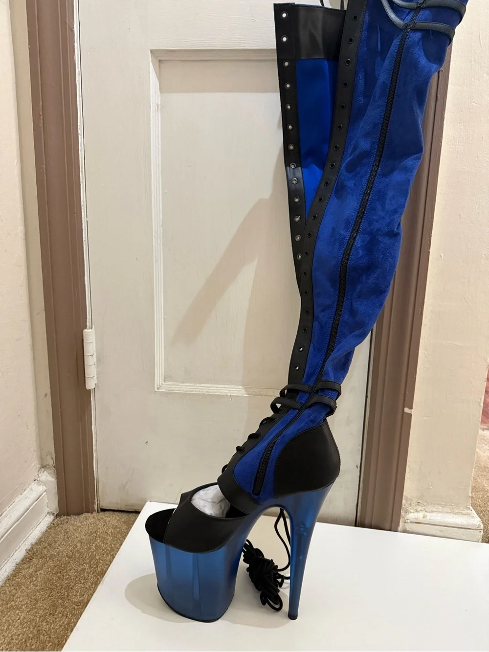 Pleaser striking blue